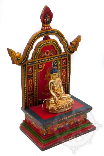 Altaar voor boeddhistisch beeld met een volledig verguld beeld van Boeddha Shakyamuni